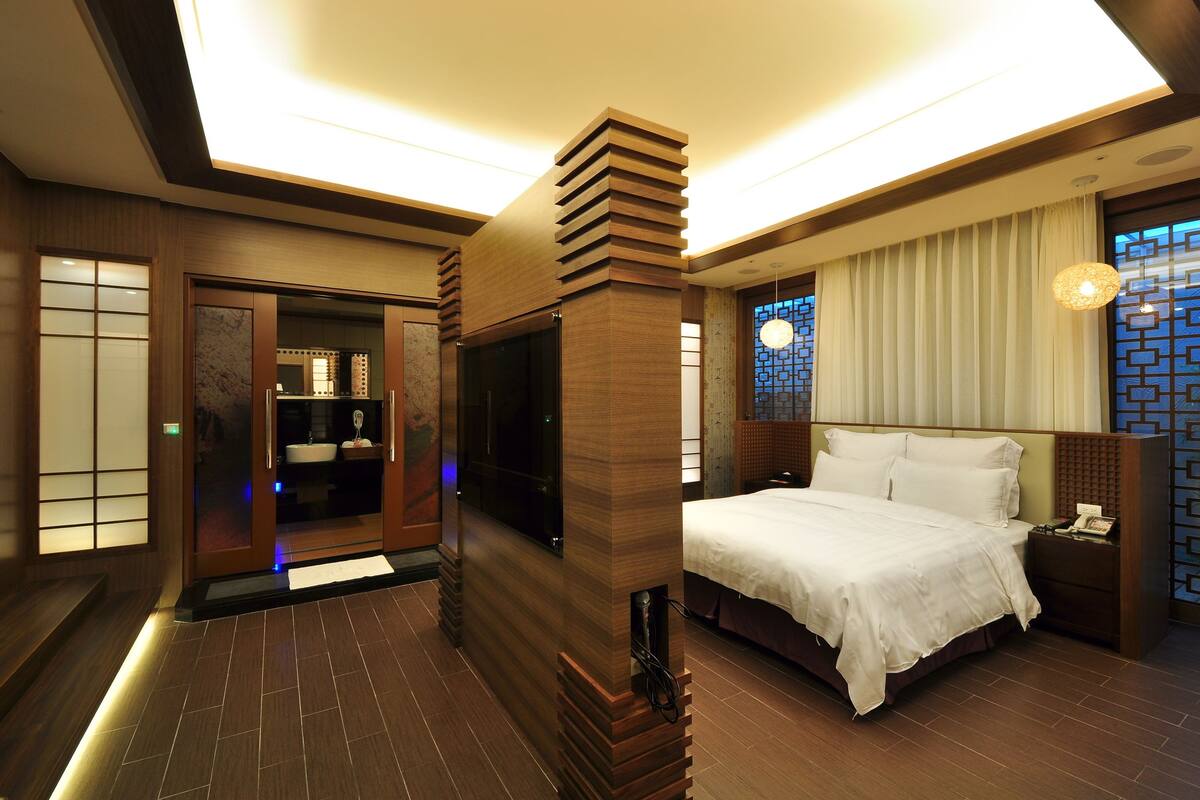 Deluxe Suite (check-in after 19:00)
