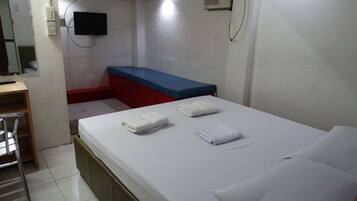Kamar Deluks | Didekorasi berbeda-beda, meja kerja, dan tempat tidur lipat/tambahan