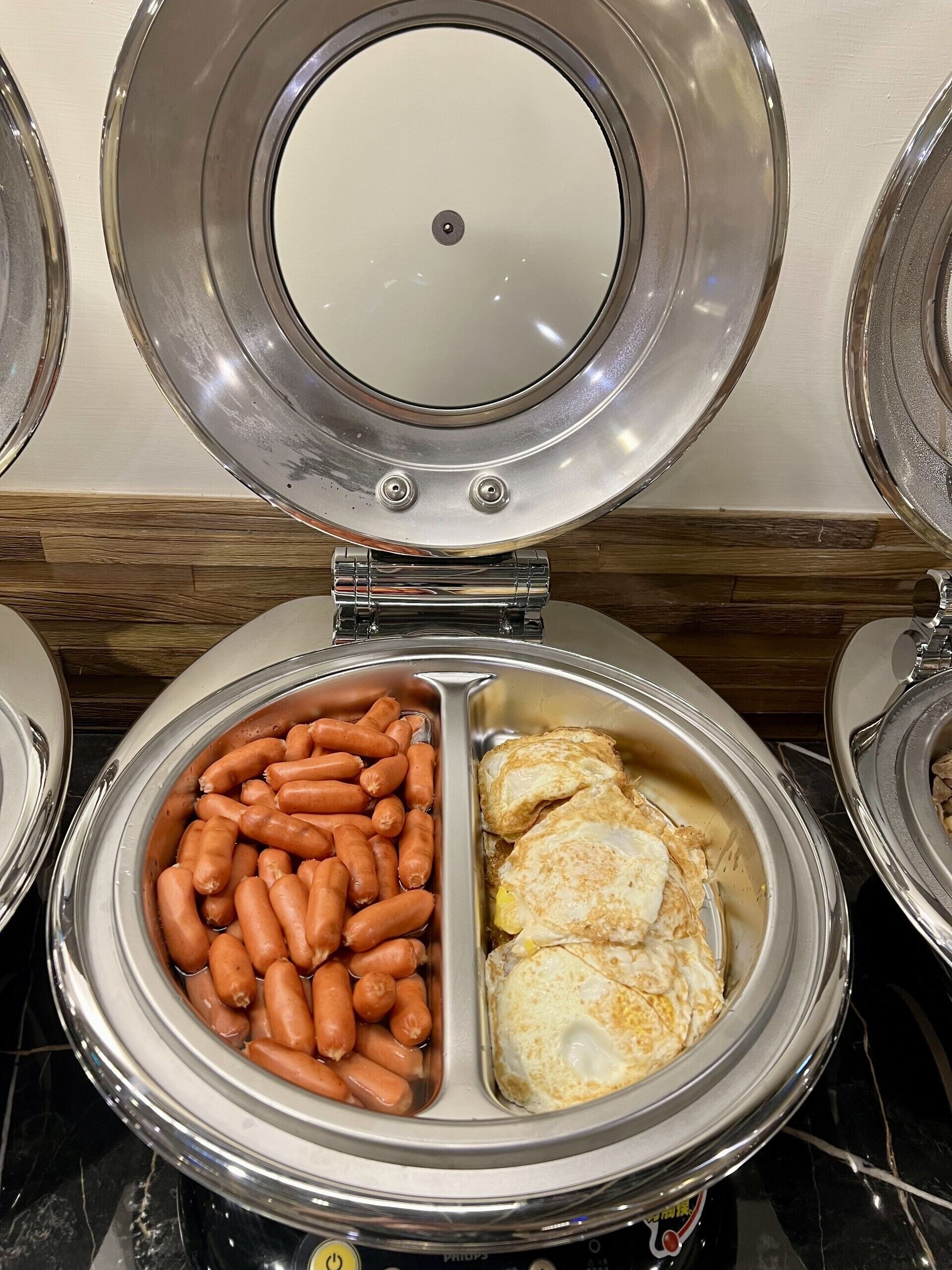 Ein Buffet mit Hotdogs und Spiegeleiern.