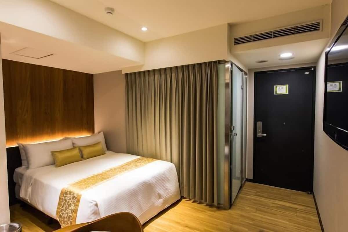 In-room safe, free WiFi, bed sheets, wheelchair access