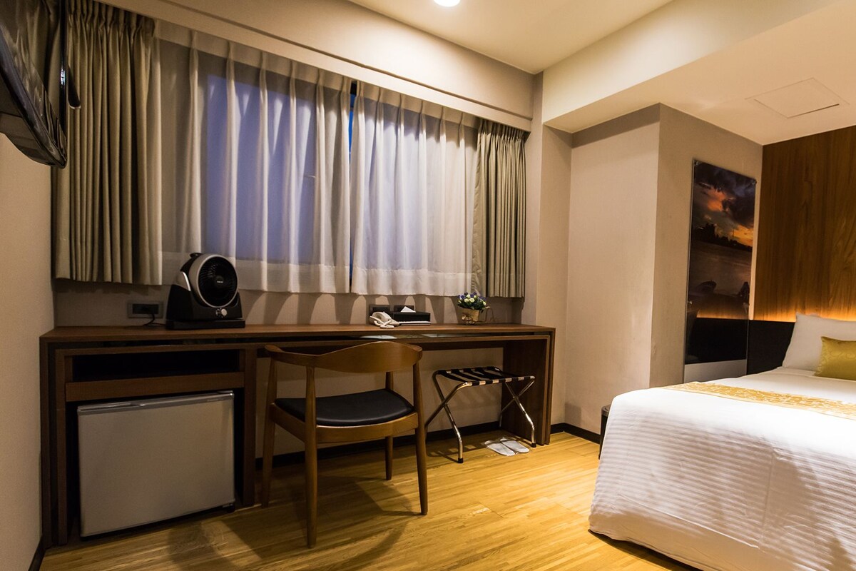 In-room safe, WiFi (free), bed sheets