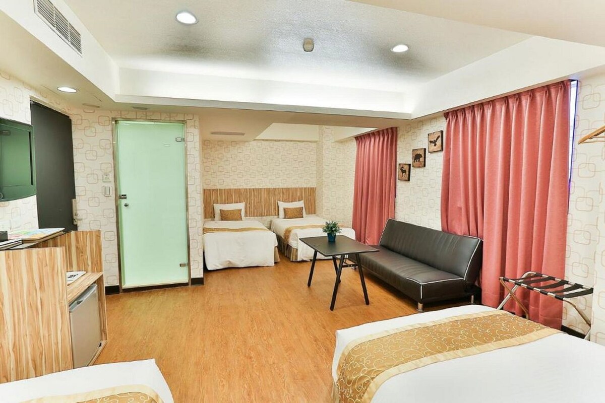 In-room safe, WiFi (free), bed sheets