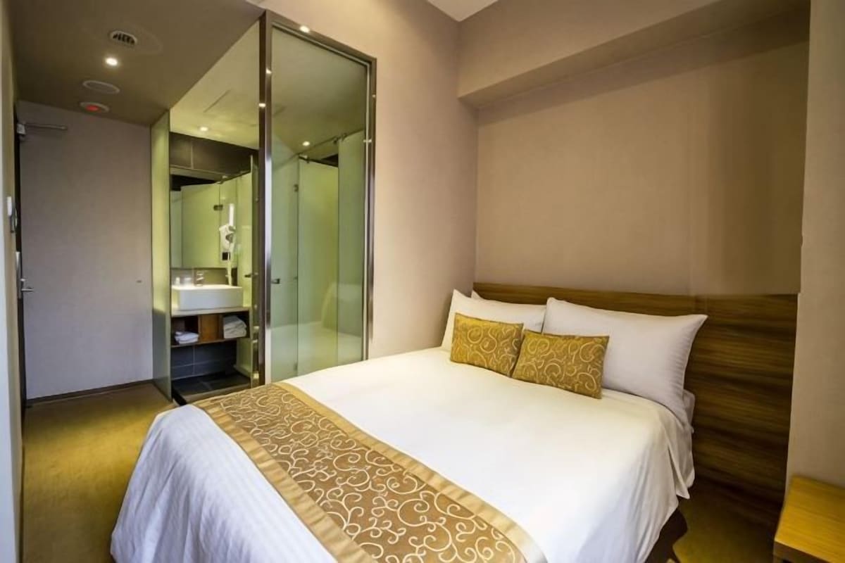 In-room safe, WiFi (free), bed sheets