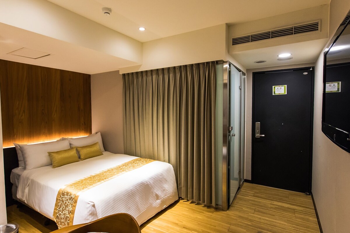 In-room safe, WiFi (free), bed sheets