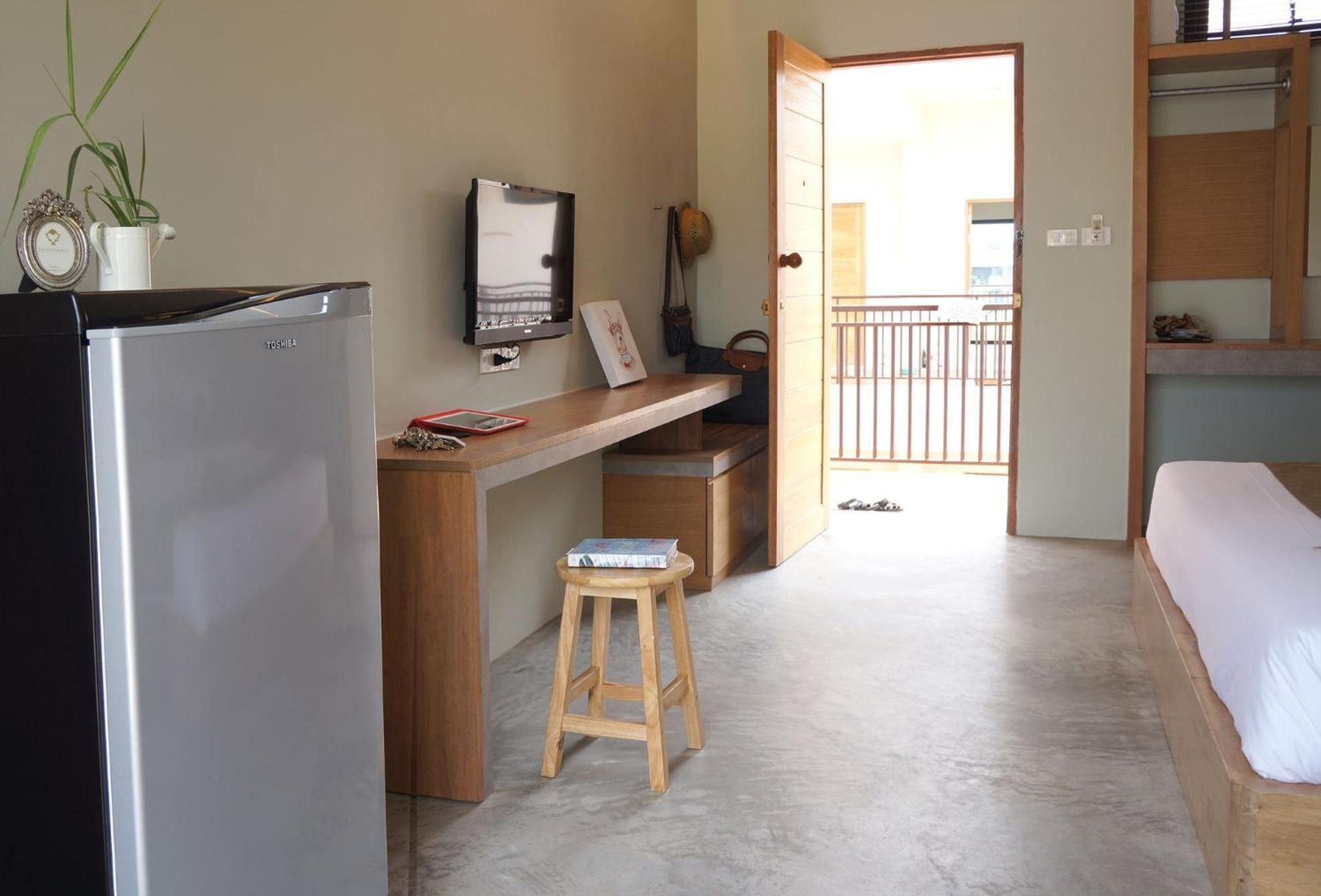 hypo-allergenic bedding, free wifi, bed sheets