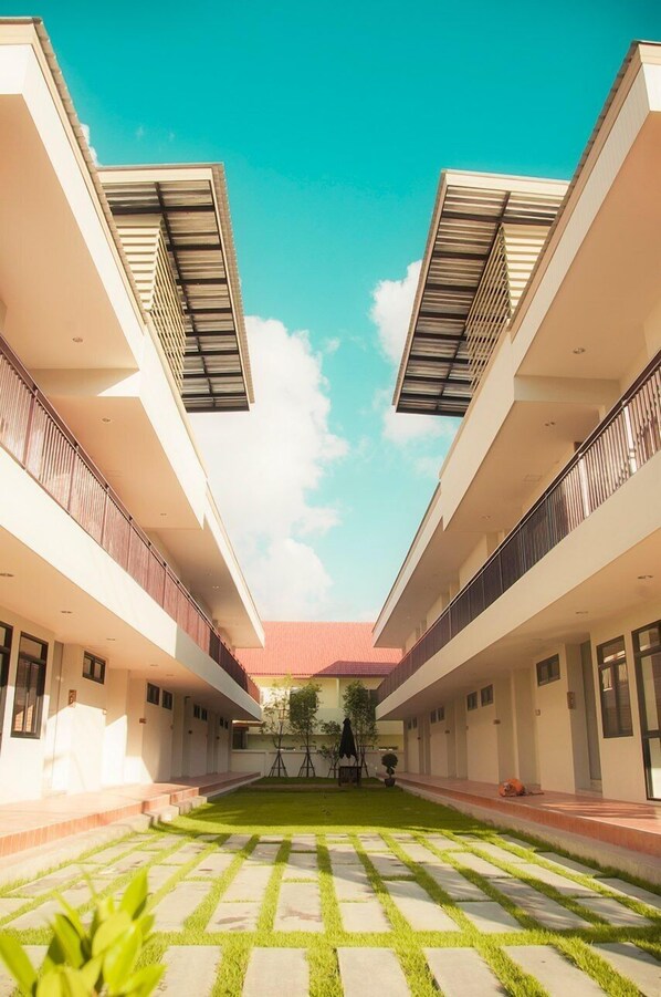 Exterior - Yellow Moon (Pattaya)