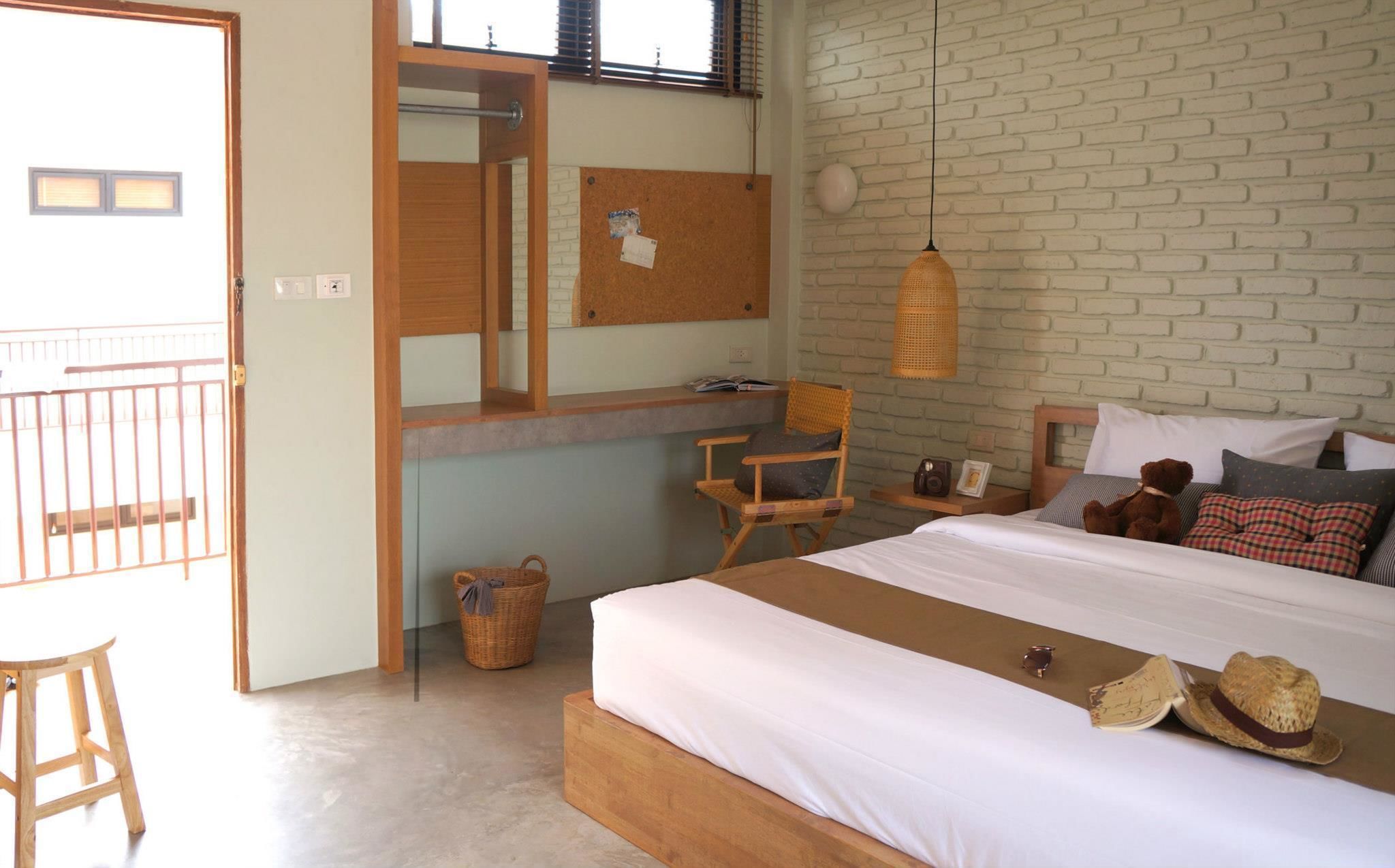 hypo-allergenic bedding, free wifi, bed sheets