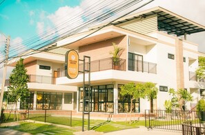 Property entrance - Yellow Moon (Pattaya)