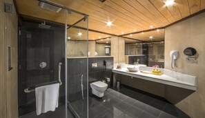 Chambre Double Exécutive | Salle de bain | Douche, douche à « effet pluie », articles de toilette gratuits