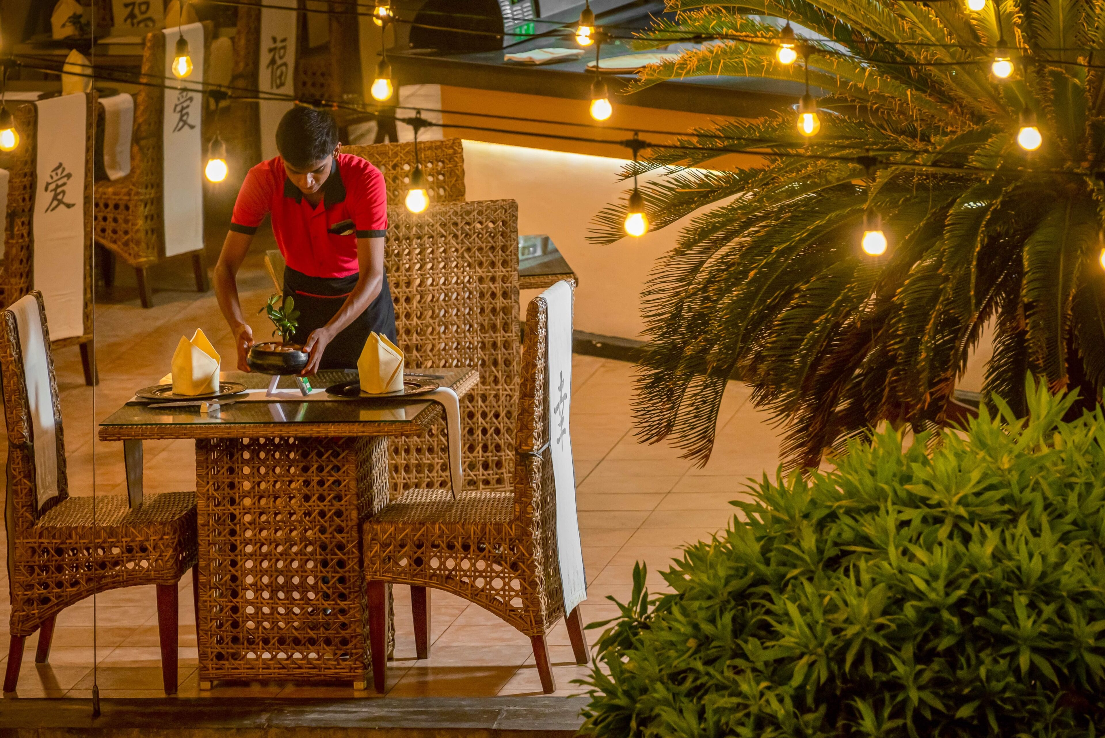 2 restaurants, dinner served, international cuisine