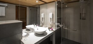 Shower, rainfall showerhead, free toiletries, hair dryer - Royal Palms Beach Hotel (Wadduwa)