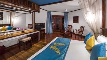 Chambre Deluxe | Minibar, coffres-forts dans les chambres, bureau