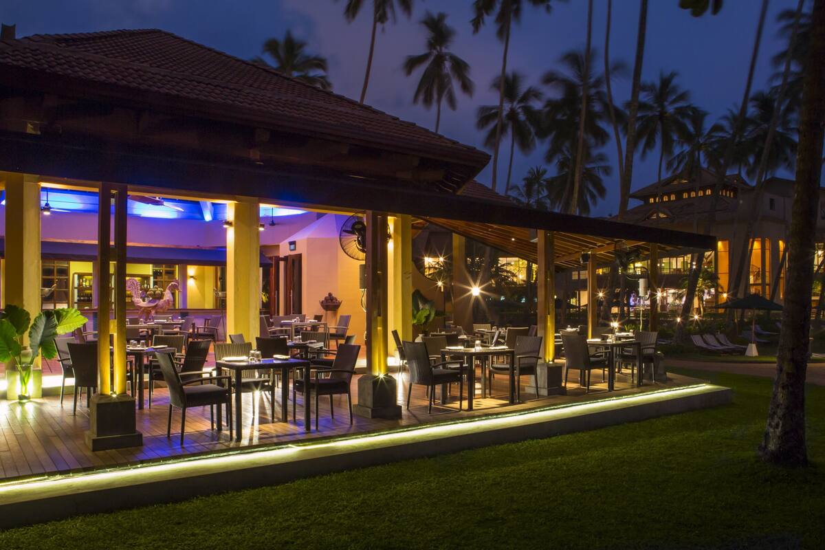 2 restaurants, dinner served, international cuisine