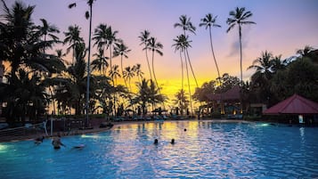 2 outdoor pools
