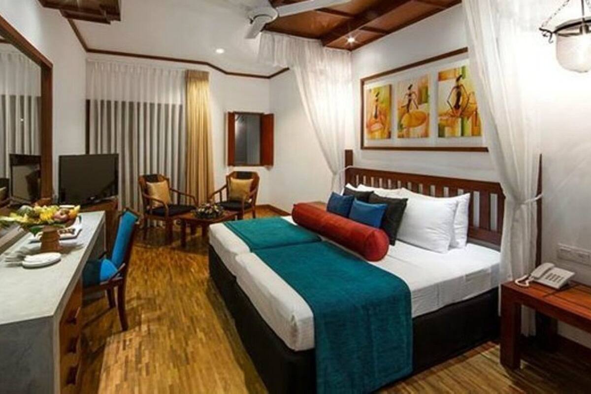 Minibar, két bảo mật tại phòng, bàn, bàn ủi/dụng cụ ủi quần áo 