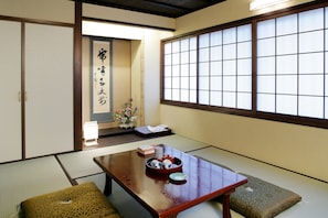 Deluxe-Zimmer, Nichtraucher (Japanese, with Bathroom) | Essbereich im Zimmer