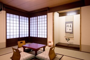 In-room safe, desk, blackout curtains, iron/ironing board - Matsubaya Ryokan (Kyoto)