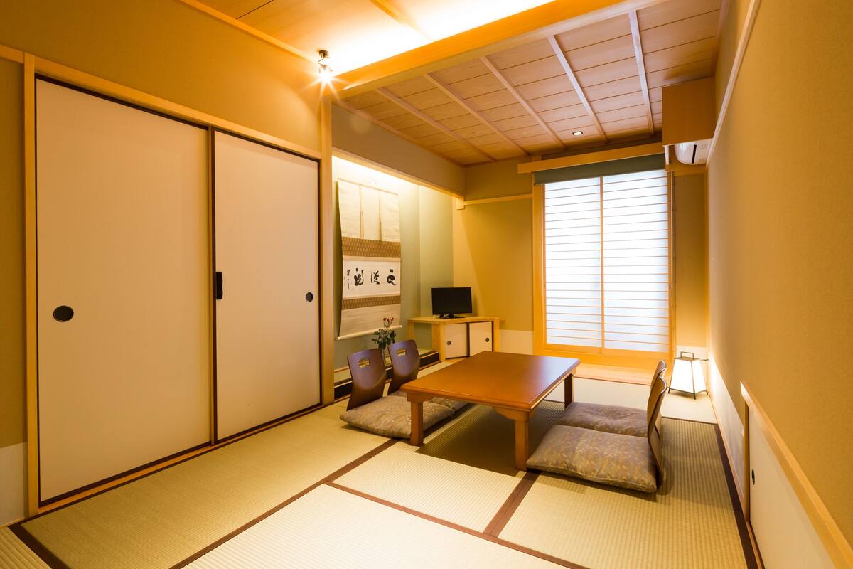Suite Japanese Western Style Room with Bathroom, Non Smoking | In-room dining