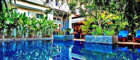 Outdoor pool, pool umbrellas, sun loungers