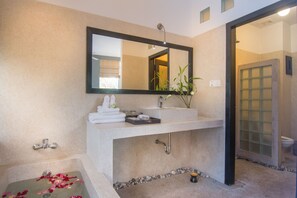 Separate tub and shower, jetted tub, rainfall showerhead - Landing Point Hotel (Siem Reap)