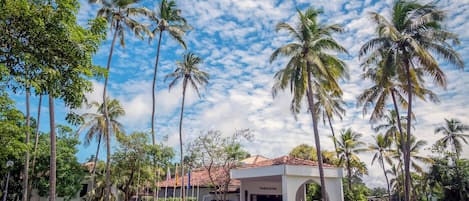 Een buitenzwembad, parasols voor strand/zwembad