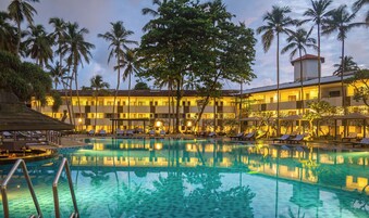 Piscina externa, guarda-sóis, espreguiçadeiras