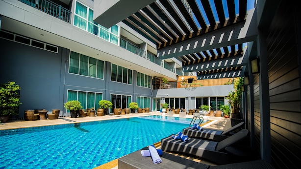 A modern hotel with a swimming pool, outdoor seating, and a covered patio area. - Hotel Selection Pattaya (Pattaya)