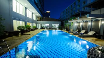 Außenpool, Liegestühle