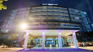A multi-story hotel with a modern design, featuring a prominent entrance with a covered area and steps leading up to the main doors. - Hotel Selection Pattaya (Pattaya)