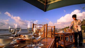 2 restaurants, breakfast, lunch, dinner served; seafood