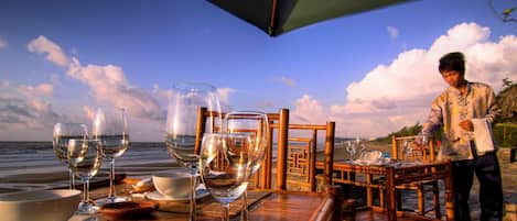 2 restaurants, breakfast, lunch, dinner served; seafood