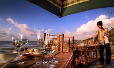 2 restaurantes; se sirve desayuno, almuerzo y cena; mariscos