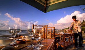 2 restaurants, breakfast, lunch, dinner served; seafood