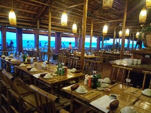 2 restaurants, breakfast, lunch, dinner served; seafood