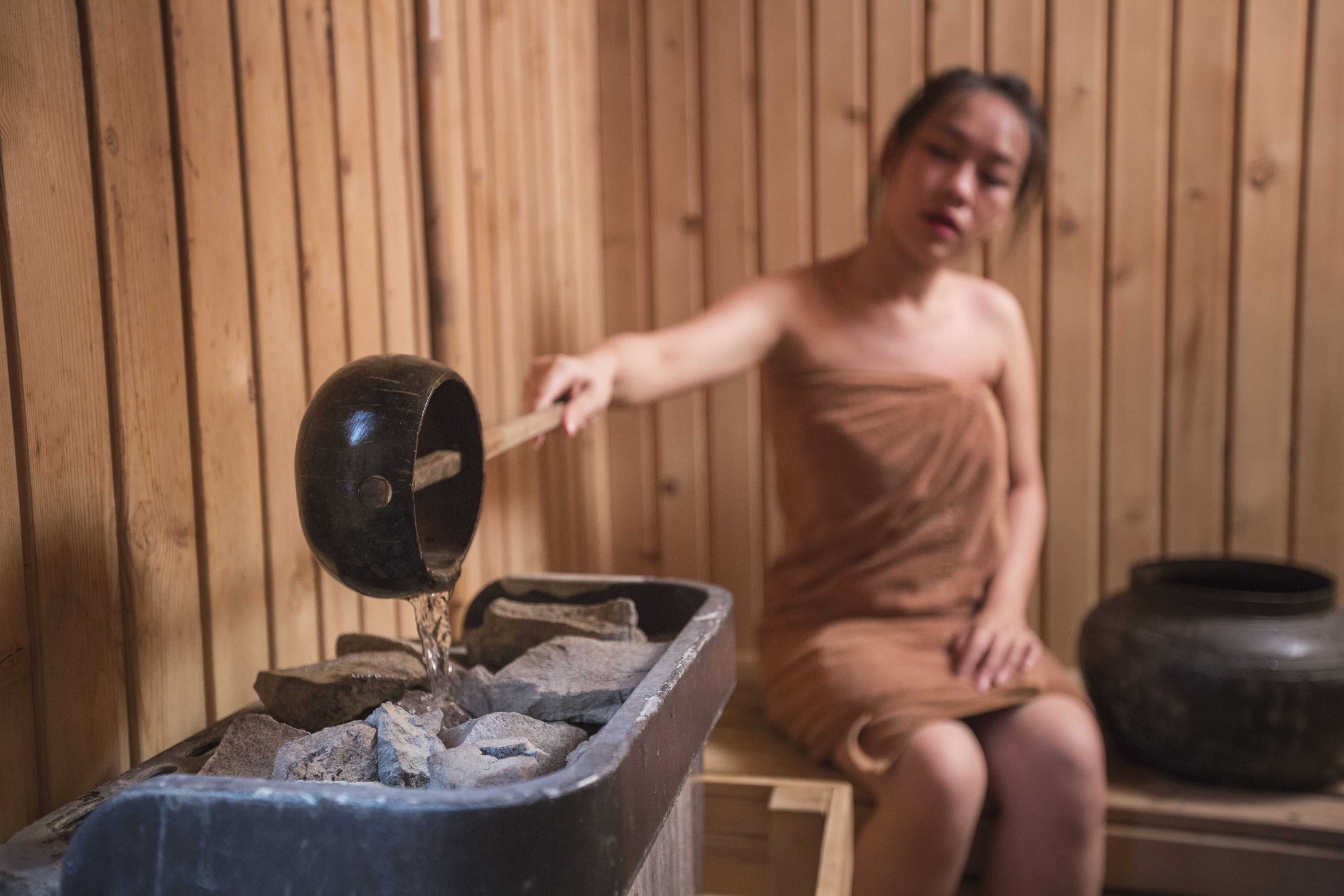 Salas de tratamiento para parejas, sauna y tina de hidromasaje 