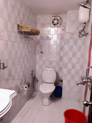 Douche, articles de toilette gratuits, serviettes fournies