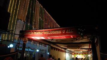 Façade de lâhĂ©bergement - soirĂ©e/nuit