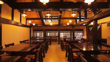 供應午餐及晚餐;日本菜