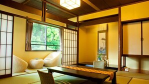 Una habitación japonesa tradicional con suelo de tatami, una mesa baja y paneles shoji.