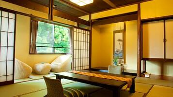 Traditionele kamer, niet-roken, uitzicht op bergen (Japanese Style Room for 4 Person) | Dineren | Serveert lunch en diner, Japanse gerechten