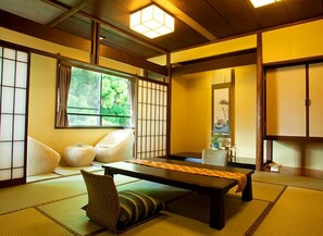 Traditional-Zimmer, Nichtraucher, Bergblick (Japanese Style Room for 4 Person) | Speisen