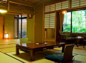 Serveert lunch en diner, Japanse gerechten