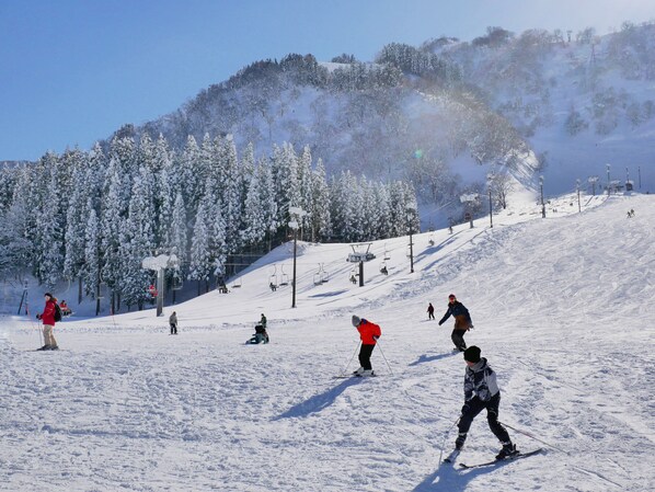A ski slope with skiers and a ski lift. - Ichirino Kogen Hotel Roan (Hakusan)