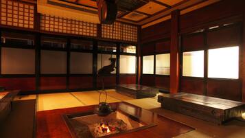 Se sirven almuerzos y cenas, cocina japonesa