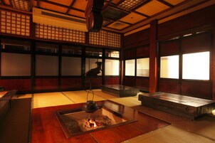 Se sirven almuerzos y cenas, cocina japonesa