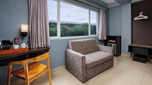 Deluxe Room | Safe på rommet, skrivebord, wi-fi (inkludert) og sengetøy