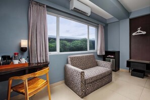 Deluxe Room | In-room safe, desk, free WiFi, bed sheets - favehotel Kelapa Gading (Jakarta)