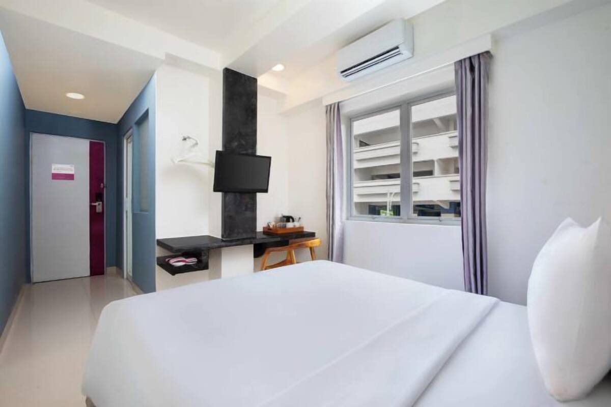 In-room safe, desk, WiFi (free), bed sheets