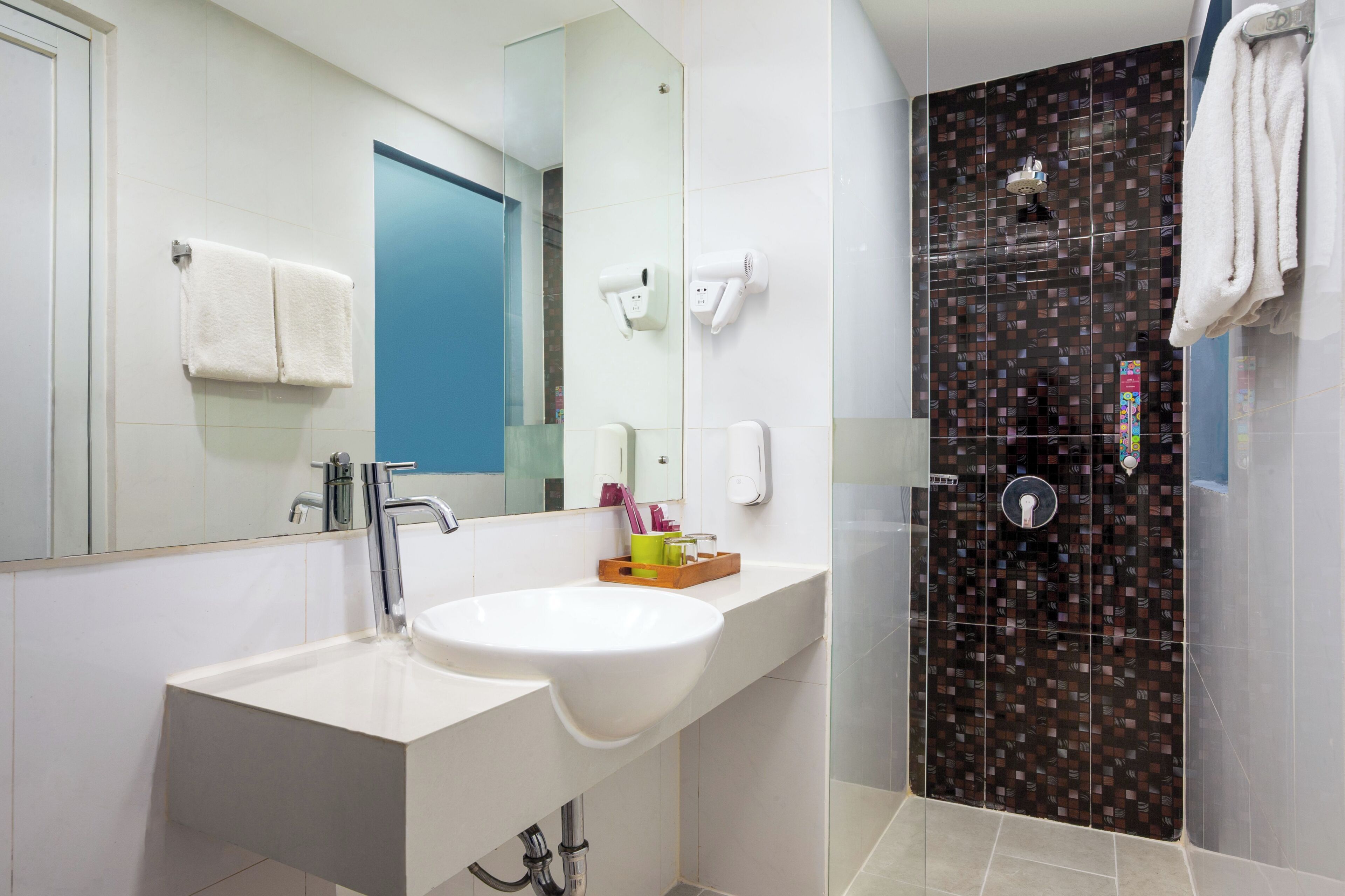 Deluxe Room | Bathroom | Shower, free toiletries, towels