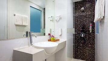 Deluxe Room | Bathroom | Shower, free toiletries, towels